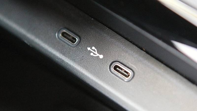 Škoda použila konektory USB C, tedy ty malé...