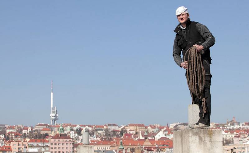 I komín potřebuje jarní úklid. S kominíkem Michalem Fričem na střeše domu ve Vršovicích.  