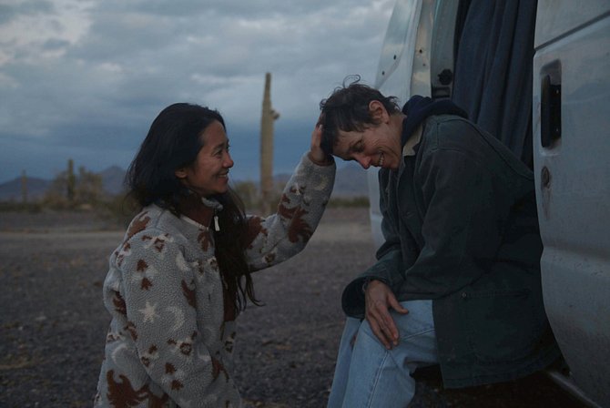 Čínská režisérka Chloé Zhaoová (vlevo) a americká herečka Frances McDormandová během natáčení filmu Země nomádů