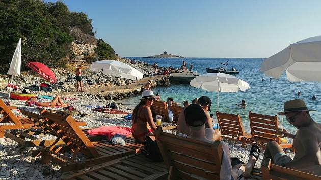 Turisté u moře na chorvatském malebném ostrově Hvar