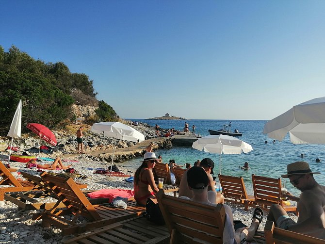 Turisté u moře na chorvatském malebném ostrově Hvar