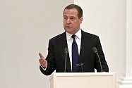 Místopředseda bezpečnostní rady Dmitrij Medveděv na jejím zasedání v moskevském Kremlu 21. února 2022
