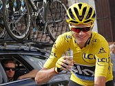 Šampaňské a úsměv. Chris Froome oslavuje vítězství na Tour de France.