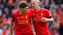 Fotbalisté Liverpoolu Steven Gerrard (vlevo) a Martin Škrtel se radují z gólu proti Manchesteru City. 