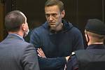Opoziční předák Alexej Navalnyj hovoří u soudu se svými právníky