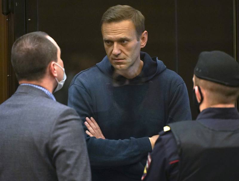 Opoziční předák Alexej Navalnyj hovoří u soudu se svými právníky