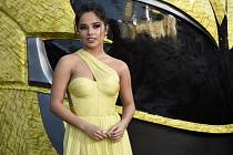 Herečka Becky G na premiéře filmu Power Rangers.