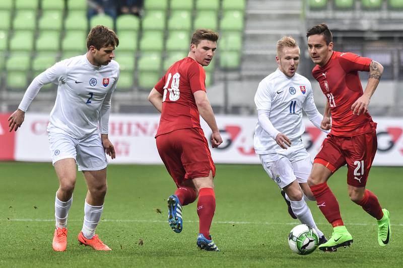 Česká jednadvacítka (v červeném) proti Slovensku.