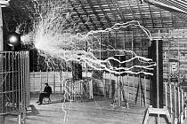 Slavná fotografie Nikoly Tesly, pořízená v jeho laboratoři v Colorado Springs kolem roku 1899, ho naoko zachycuje, jak si čte vedle svého obřího generátoru vysokého napětí, produkujícího obrovské výboje elektřiny. Šlo ale o trik s dvojitou expozicí.