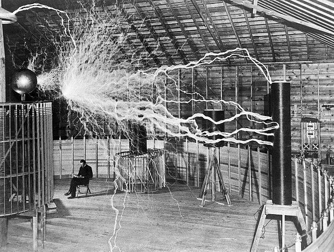 Slavná fotografie Nikoly Tesly, pořízená v jeho laboratoři v Colorado Springs kolem roku 1899, ho naoko zachycuje, jak si čte vedle svého obřího generátoru vysokého napětí, produkujícího obrovské výboje elektřiny. Šlo ale o trik s dvojitou expozicí.