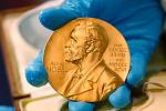 Nobelova cena. Medaile pro laureáty Nobelovy ceny na snímku ze 17. dubna 2015