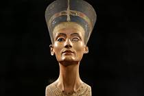Busta královny Nefertiti.