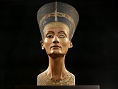 Busta královny Nefertiti.