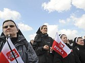 Ve Varšavě se v sobotu v poledne opět rozezněly sirény a zvony kostelů a zahájily smuteční obřad za 96 lidí, kteří před týdnem zahynuli při letecké katastrofě u západoruského Smolenska.