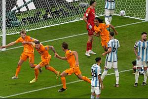 Radost Nizozemců z vyrovnávacího gólu v nastaveném čase čtvrtfinále MS s Argentinou