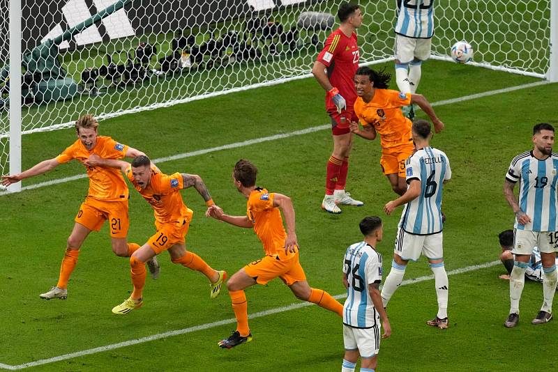 Radost Nizozemců z vyrovnávacího gólu v nastaveném čase čtvrtfinále MS s Argentinou