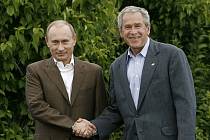Prezident Putin přijel na návštěvu amerického prezidenta Bushe.