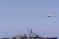 Ruská stíhačka přelétává těsně nad americkou bitevní lodí. Ilustrační foto