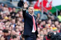 Ryan Giggs jako trenér Walesu.