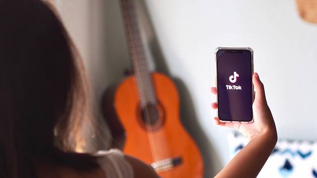 Sociální síť TikTok je oblíbená u mladých lidí. Někteří experti ale před aplikací varují. A to z různých důvodů.