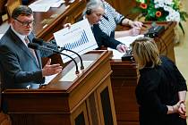 Ministr financí Zbyněk Stanjura a jeho předchůdkyně Alena Schillerová na jednání v Poslanecké sněmovně.