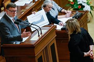 Ministr financí Zbyněk Stanjura a jeho předchůdkyně Alena Schillerová na jednání v Poslanecké sněmovně.