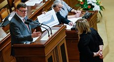 Ministr financí Zbyněk Stanjura a jeho předchůdkyně Alena Schillerová na jednání v Poslanecké sněmovně