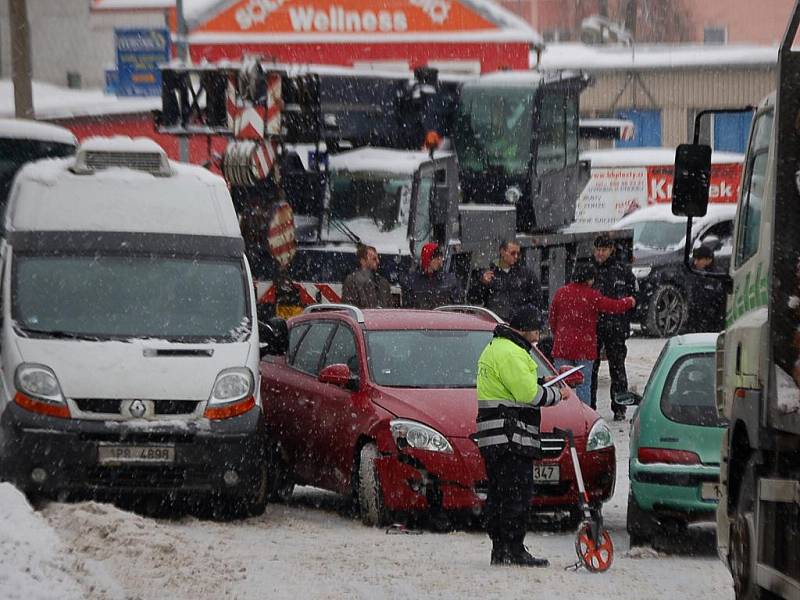 Čerstvě napadaný sníh a jeho několikacenti­metrová rozježděná vrstva na komunikacích v Tachově spolu s nehodou a intenzivním provozem se v pátek 17. prosince 2010 postaraly o dopravní problémy, jako například v Plzeňské ulici.