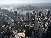Výhled na Manhattan a Brooklynské mosty ze 105. patra Světového obchodního centra v New Yorku.