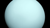 Tento snímek planety Uran pořídila sonda Voyager 2 dne 14. ledna 1986. Modře zakalené zbarvení planety způsobuje metan v její atmosféře, který absorbuje červené vlnové délky světla