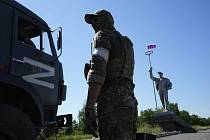 Ruský voják u nákladního automobilu v Mariupolu 12. června 2022. Ilustrační snímek