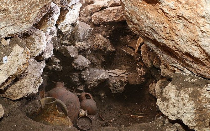 Hrobka v Izraelském nalezišti Megido, kde byly objeveny džbány se stopami vanilky