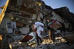 Obyvatelé odnáší své věci z trosek domu zříceného při zemětřesení v tureckém městě Samandag