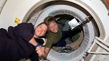 Dvě velitelky. Peggy Whitsonová se stala historicky první ženskou velitelkou Mezinárodní vesmírné stanice. Na snímku předává velení Pam Melroyové.