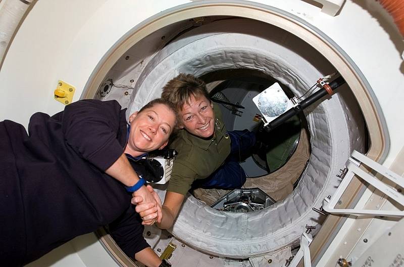 Dvě velitelky. Peggy Whitsonová se stala historicky první ženskou velitelkou Mezinárodní vesmírné stanice. Na snímku předává velení Pam Melroyové.