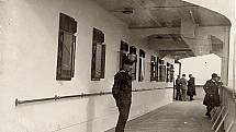 Přední paluba Titaniku. Mladý chlapec napravo od rámu je Jack Odell. Snímek pořízený členy rodiny Odellových, kteří opustili loď v Queenstownu (dnes Cobhu)