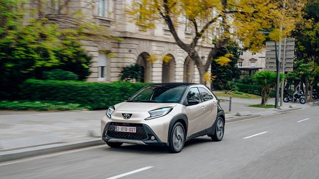 Toyota Aygo X je v ulicích velkoměsta nedostižné.