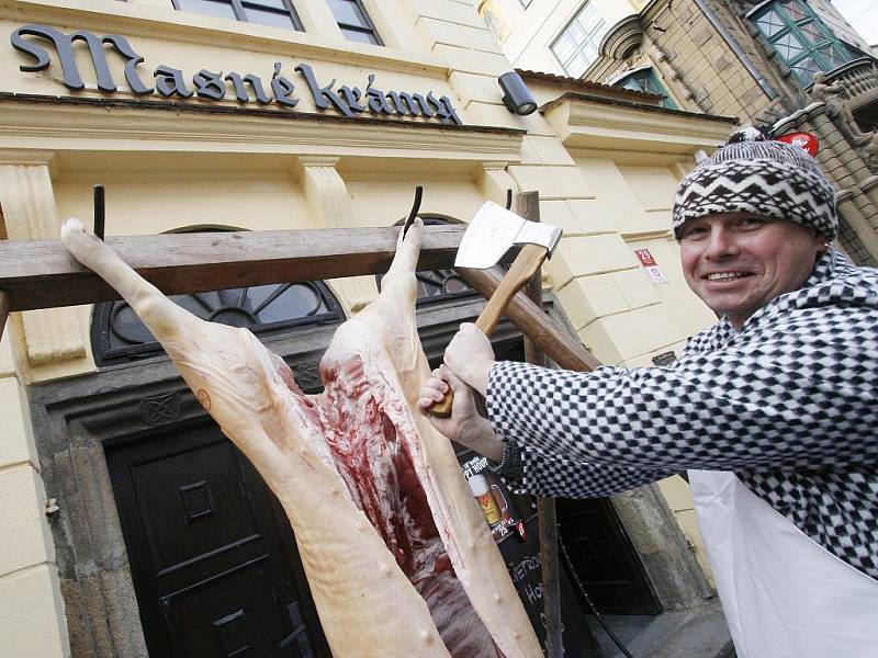 Jako pozvánka na zabijačkové hody v českobudějo­vických Masných krámech ve čtvrtek a v pát šéfkuchař Luděk Hauser spolu se svými pomocníky uspořádal přímo před restaurací pro veřejnost tradiční jihočeskou zabijačku.