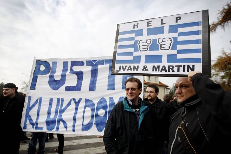Před řeckou ambasádou v Praze demonstrovalo na podporu dvou Čechů zadržených v zemi kvůli údajné špionáži asi 150 lidí. Organizátoři protestu předali velvyslanectví petici s 21.000 podpisy požadující, aby Martin Pezlar a Ivan Buchta byli propuštěni. 