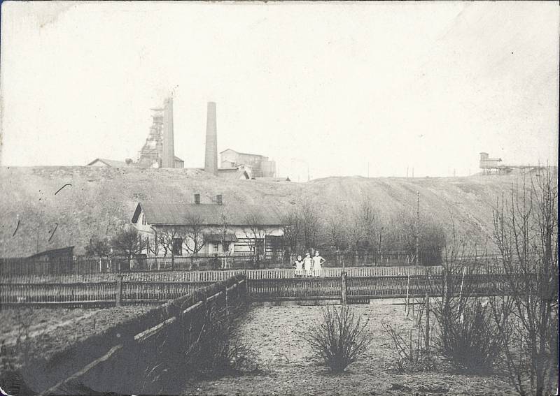 Záběr na jámu Františka, v popředí dům s polem a děvčaty. Dne 4. června 1894 zahynulo v tomto dole 235 horníků