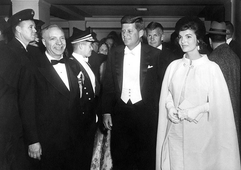 1961, John F. Kennedy přichází se svou ženou na tradiční prezidentský ples