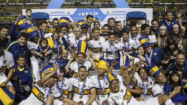 Šampioni. Fotbalisté Bocy Juniors slaví argentinský titul