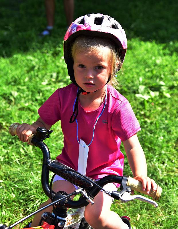 Dítě s přilbou na kole