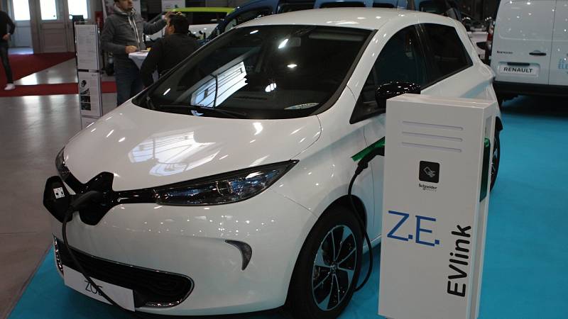 Hned vedle ní stojí malý Renault Zoe. Již brzy se ale představí nová generace