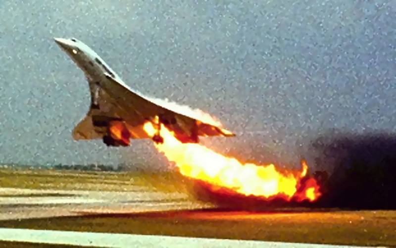 Fotografie, která obletěla svět. Náhodný svědek Tošihiko Sato zachytil 25. července 2000 v Paříži start osudového letu AF4590, na kterém jsou jasně vidět plameny šlehající z protržené nádrže Concordu
