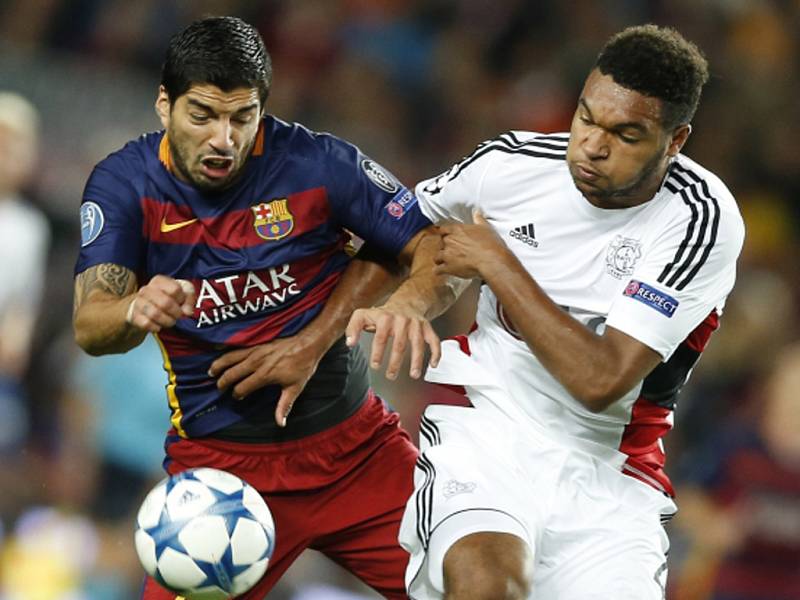 Luis Suárez z Barcelony (vlevo) a Jonathan Tah z Leverkusenu.