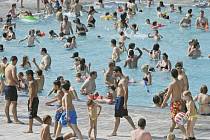 Lidé si užívají vodních radovánek v horkém letním dni. Ilustrační foto.