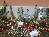 Improvizované pietní místo před francouzským velvyslanectvím v Praze připomínalo 8. ledna oběti útoku na pařížskou redakci satirického týdeníku Charlie Hebdo, který se mimo jiné proslavil karikaturami proroka Mohameda