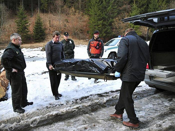 Dva čeští turisté v pondělí zahynuli pod lavinou v Necpalské dolině ve Velké Fatře na severu Slovenska. Lavina zasáhla ještě jednu českou turistku, která však vyvázla bez zranění.