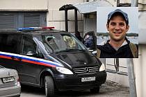 Evan Gershkovich byl v Rusku zadržen po obvinění ze špionáže. Na snímku ho policie eskortuje od soudu.
